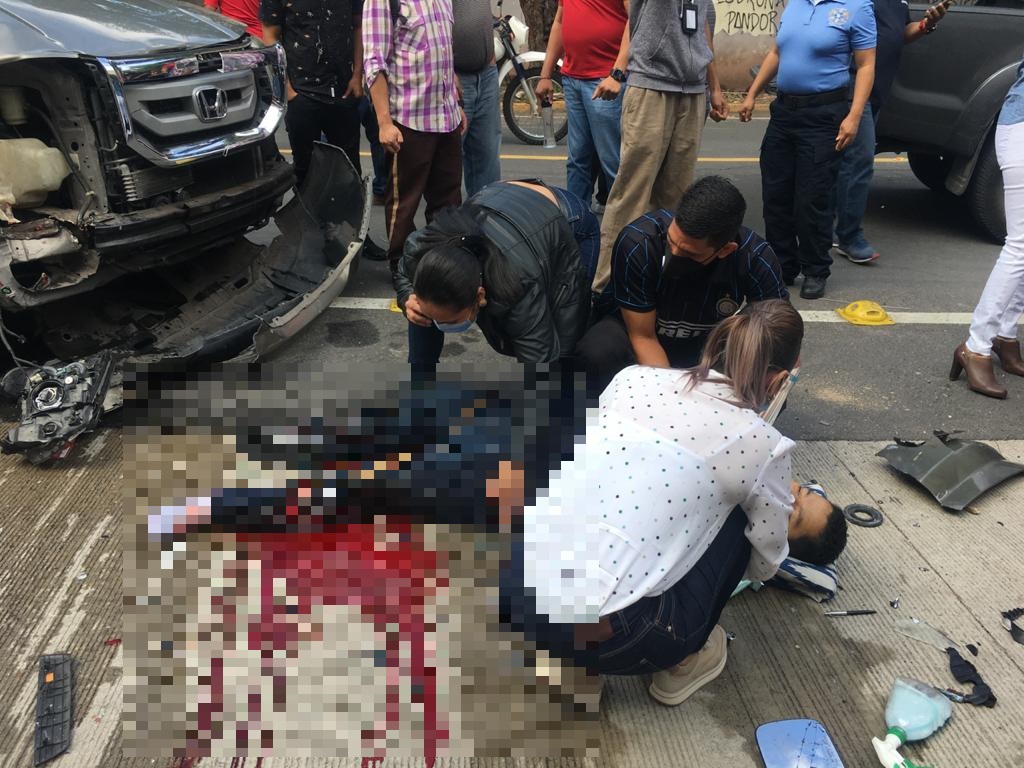 La víctima siendo auxiliada.