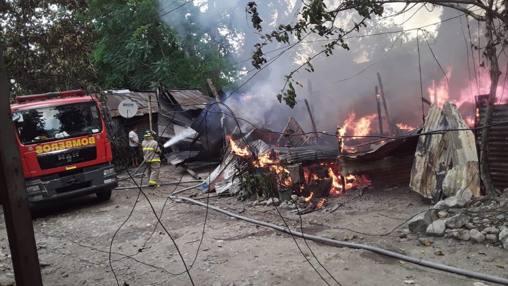 Casas destruidas por el voraz incendio.