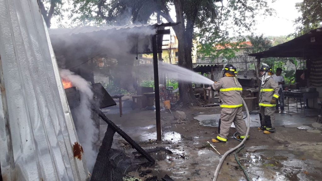 Cuerpo de bomberos sofocando el siniestro.