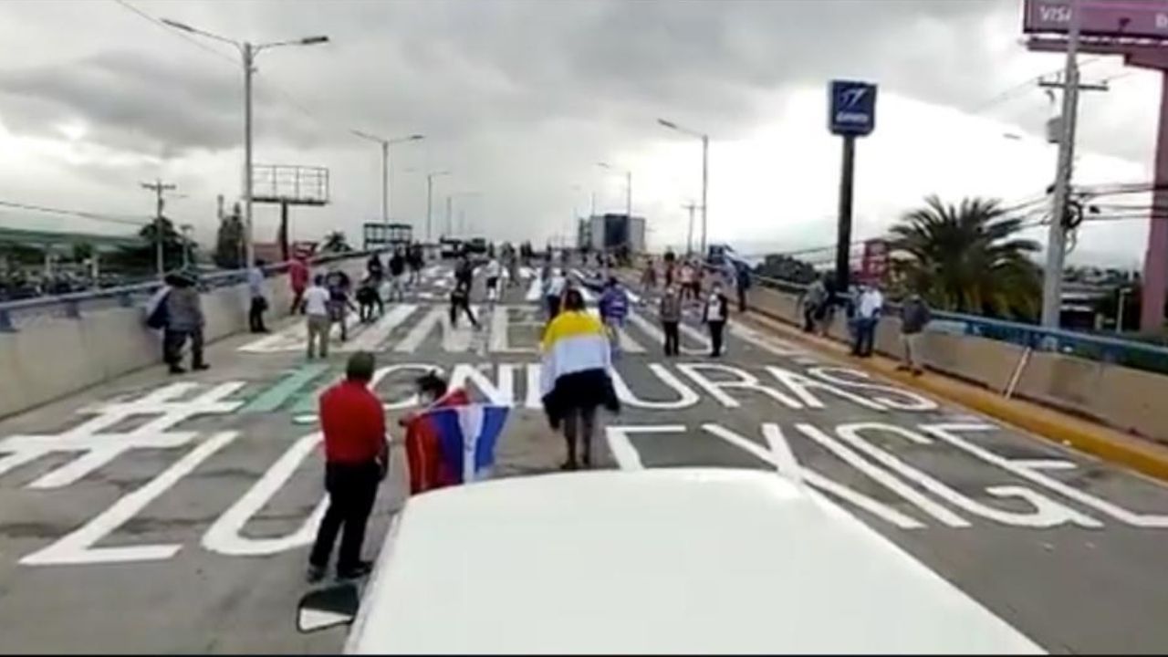 Hondureños pintan nuevamente el puente en Tegucigalpa para cuestionar ¿Dónde está el dinero?