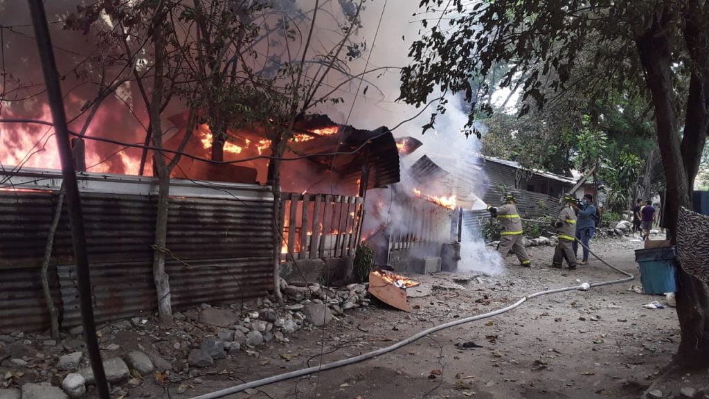 Las llamas consumen las viviendas.