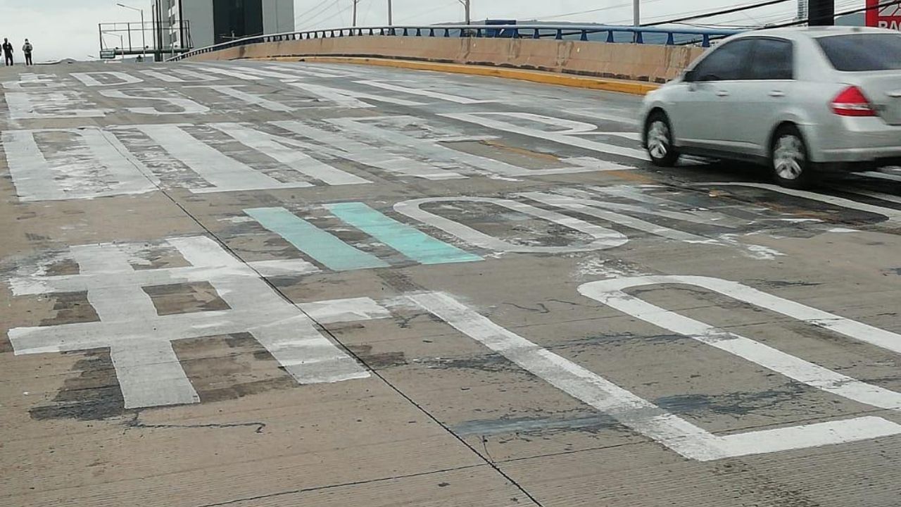 Echan aceite quemado sobre el graffiti '¿Dónde está el dinero?' y varios motociclistas se accidentan