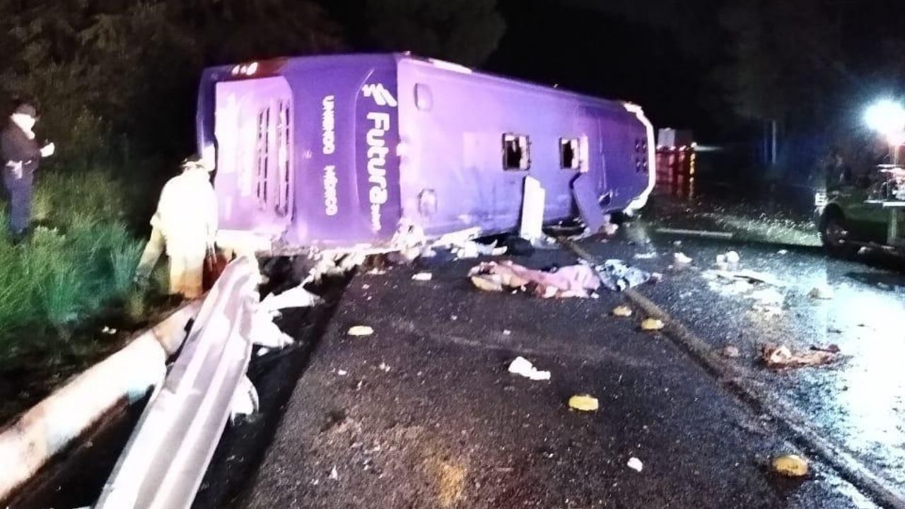 Al menos 13 muertos y unos 24 heridos deja aparatoso volcamiento de autobús en México