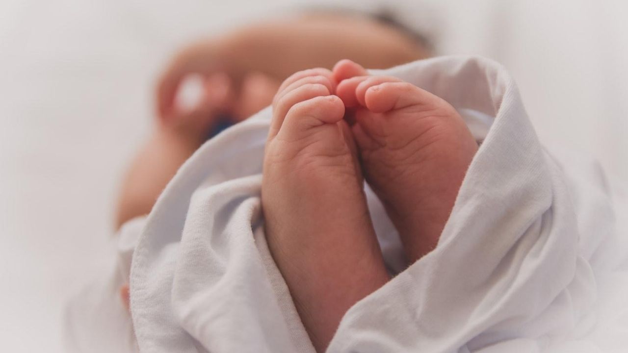 Bebé sorprende a médicos al nacer con el cordón umbilical enrollado 6 veces en su cuello