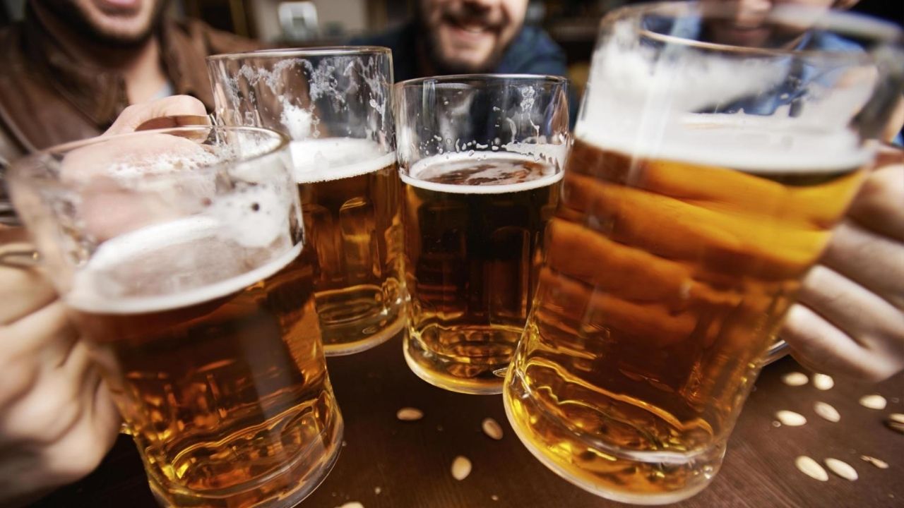 Tomar cerveza ayuda a prevenir una enfermedad y te contamos cuál es, según la ciencia
