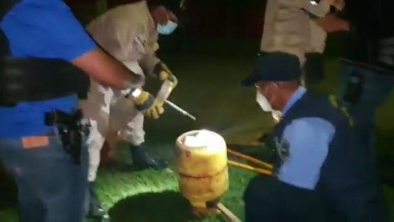 Arrestan a dos hondureños que llevaban ocultos miles de dólares dentro de varios chimbos