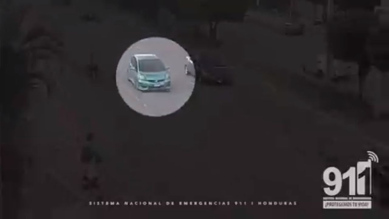 En capital de Honduras, cámara graba cómo desde un automóvil arrojan un cuerpo encostalado