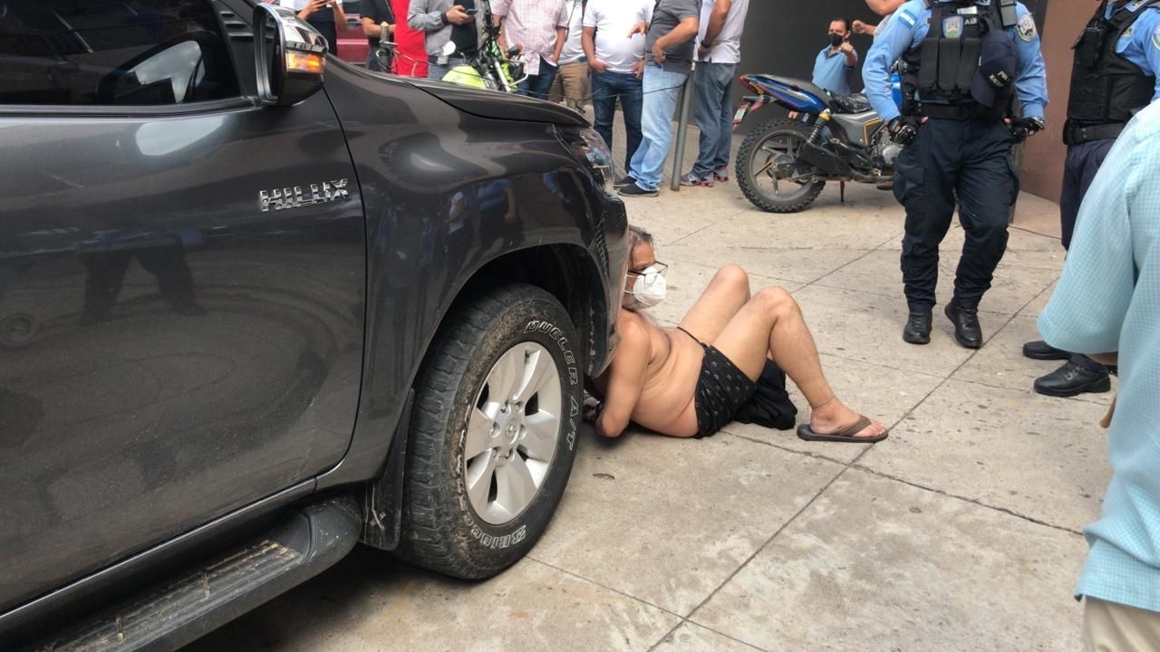 Hombre en estado de ebriedad atropella a fiscal afuera del Ministerio Público y le destroza las piernas