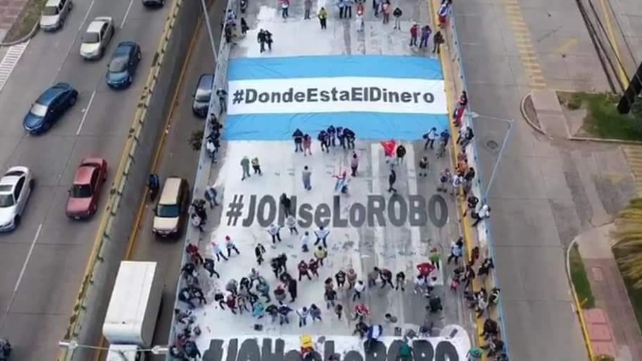 Hondureños vuelven a pintar graffiti ¿Dónde está el dinero?, y dejan otro mensaje