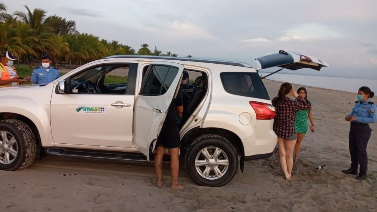 Imagen de Cinco empleados de Invest-H fueron detenidos por consumir bebidas alcohólicas en playa de Tela