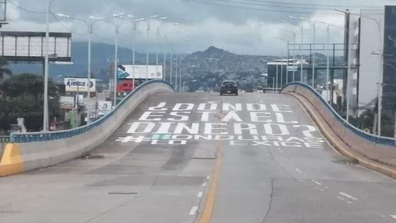 Honduras: escriben en puente Fe y Esperanza, ¿Dónde está el dinero, #Honduras lo exige?