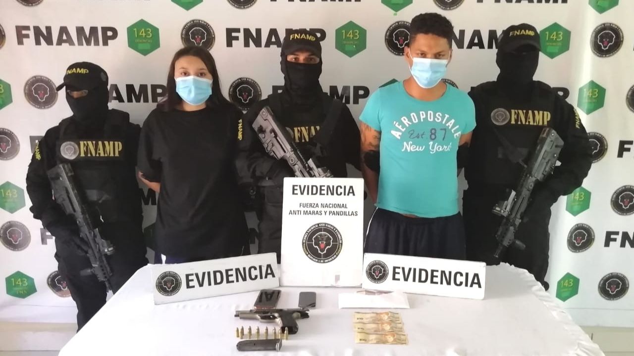 In fraganti capturan a dos miembros de la pandilla 18 mientras cobraban el 'impuesto de guerra'