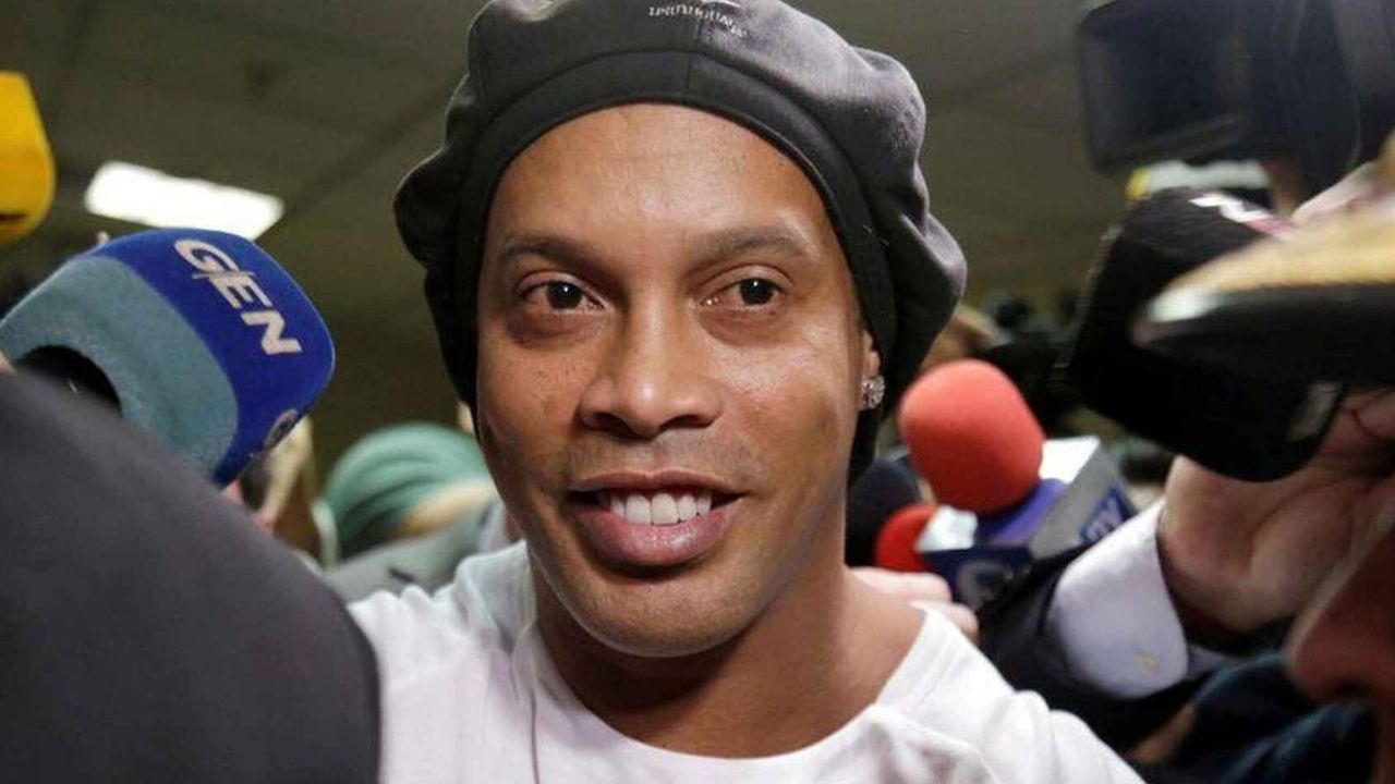 Fiestas con modelos, la denuncia contra Ronaldinho durante su prisión domiciliaria