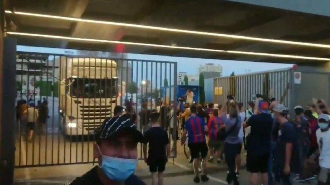 Hinchas del Barcelona piden renuncia de Bartomeu y que Messi se quede en el club