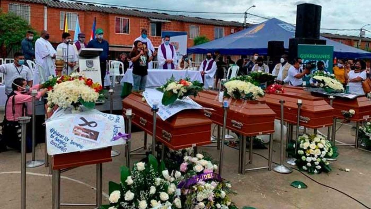 En Colombia, lanzaron una granada en velorio de 5 adolescentes que habían sido torturados y masacrados, la historia es de terror