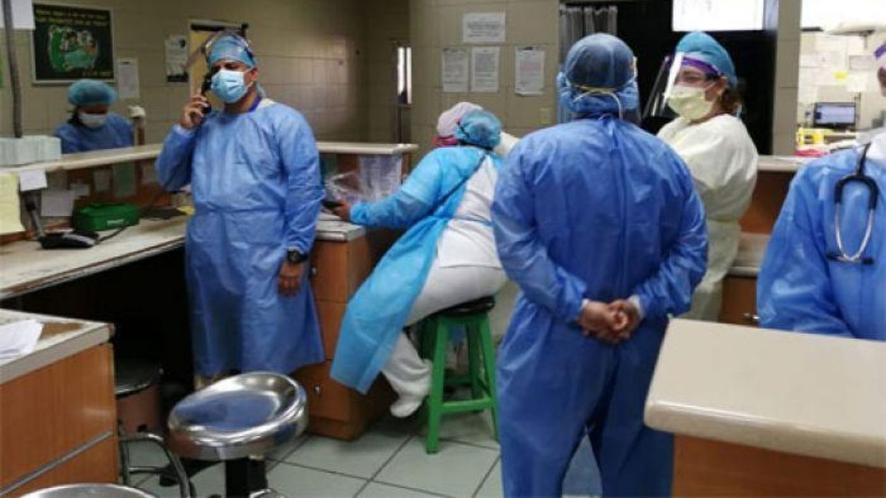 Microbiólogos de Cortés amenazan con paro de labores luego de tres meses sin salarios y sin contratos