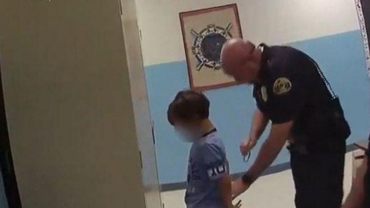 El impactante vídeo de la detención de un niño de 8 años en Estados Unidos, ¿por qué lo arrestaron?