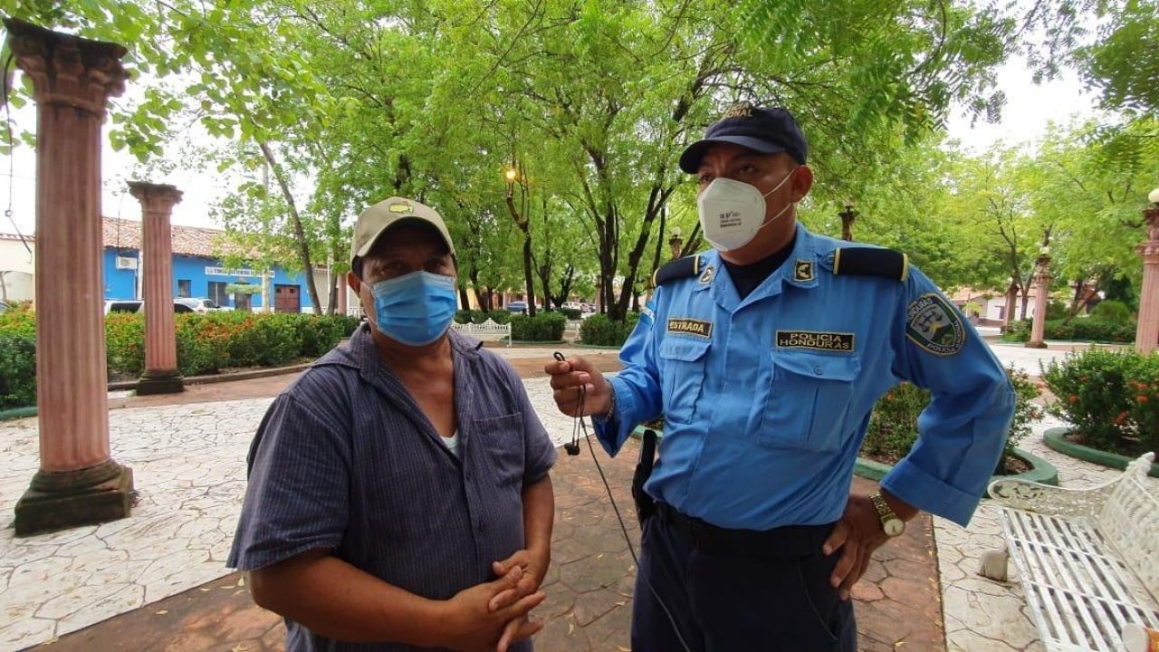 En un acto de honradez, policía hondureño entrega billetera a su  dueño en Choluteca