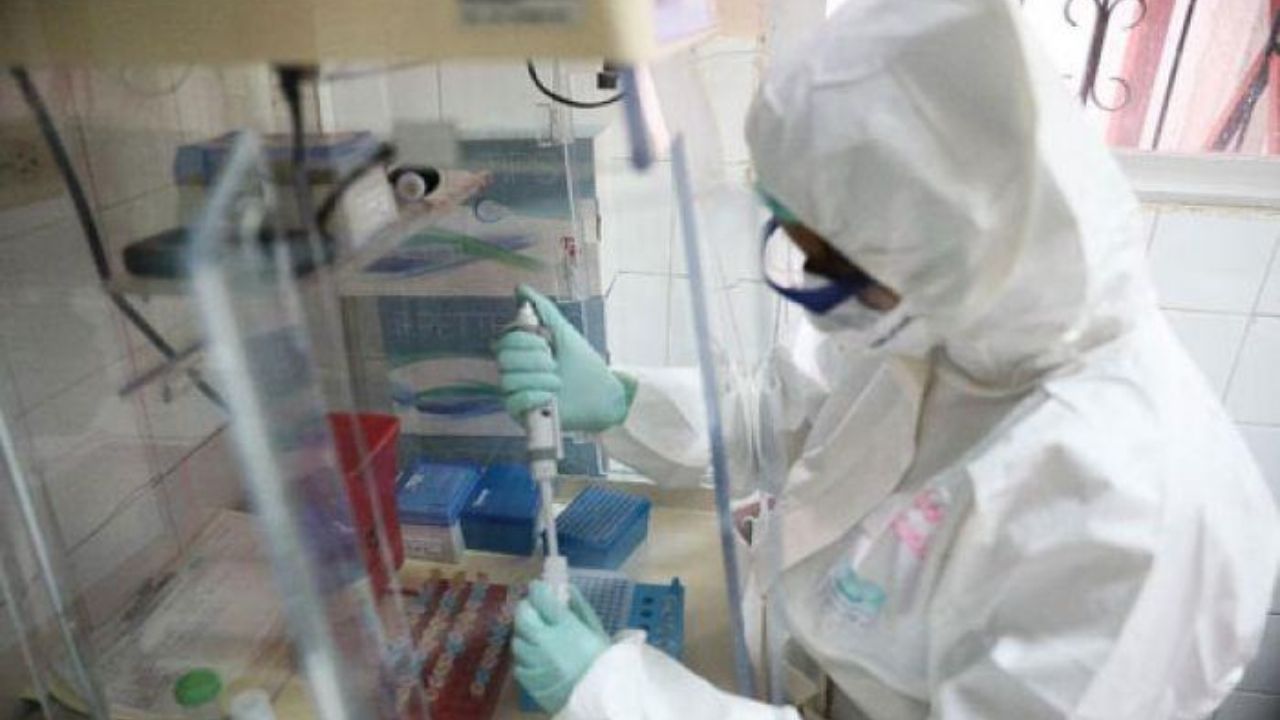 Existe un retraso de unas cinco mil pruebas de covid en Honduras, presidente de microbiólogos revela a qué se debe