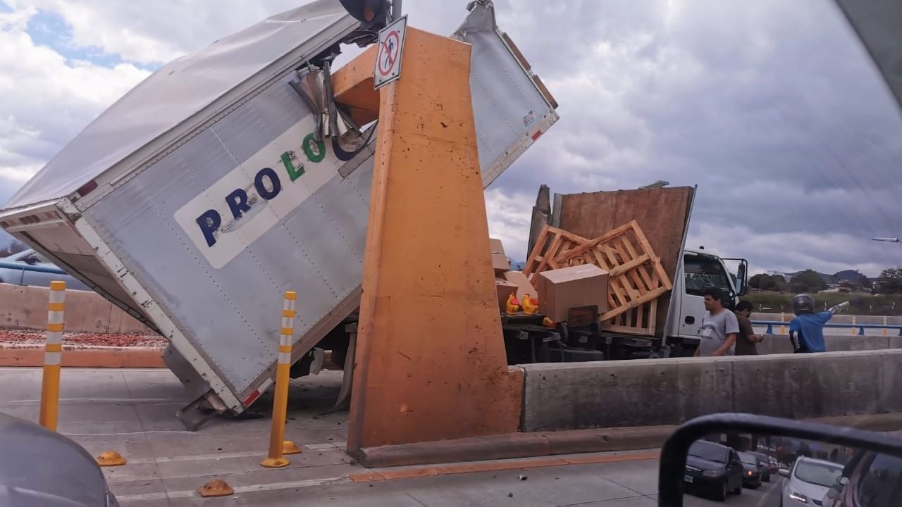 Conductor no calcula altura de puente y su camión queda atascado cerca del aeropuerto Toncontín, mira el vídeo