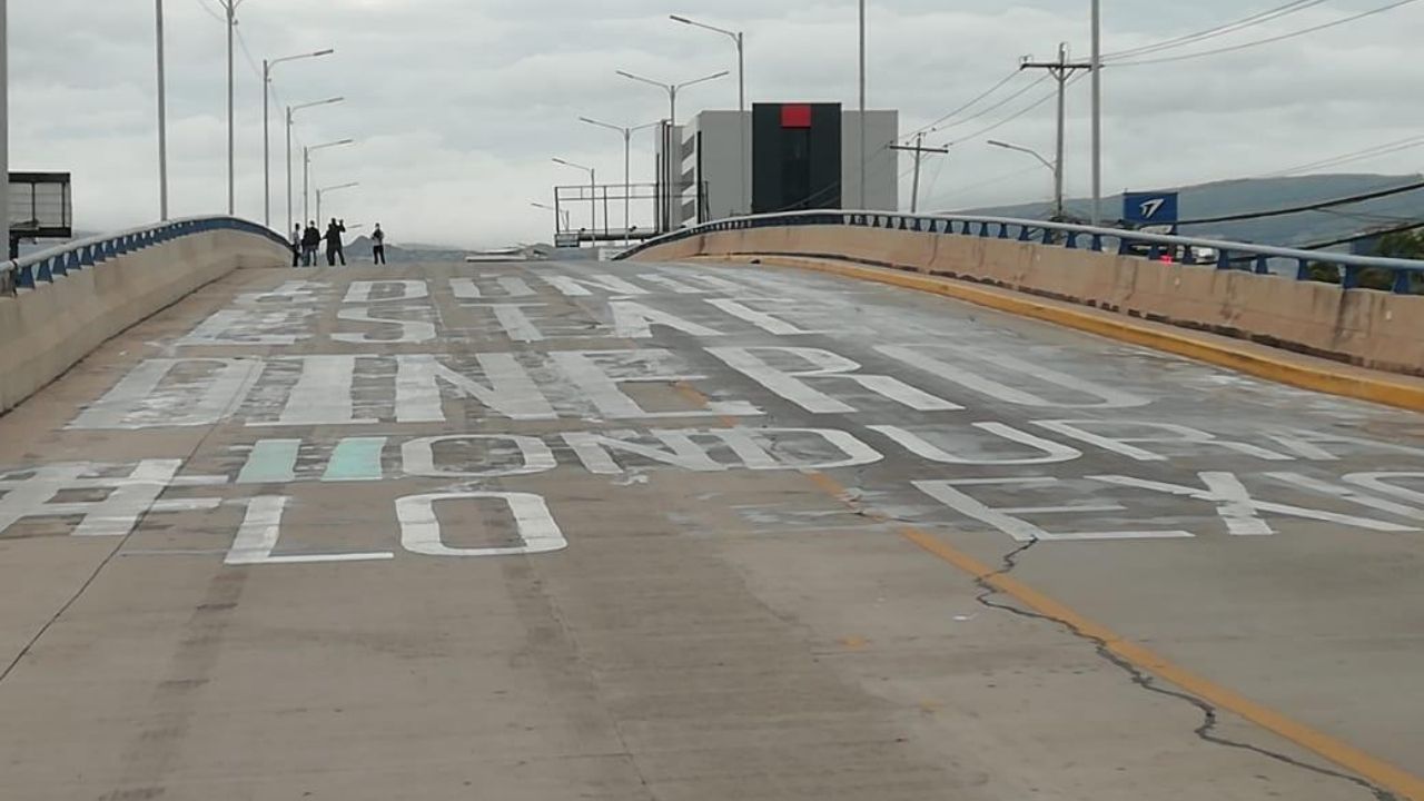Echan aceite quemado sobre el graffiti '¿Dónde está el dinero?' y varios motociclistas se accidentan