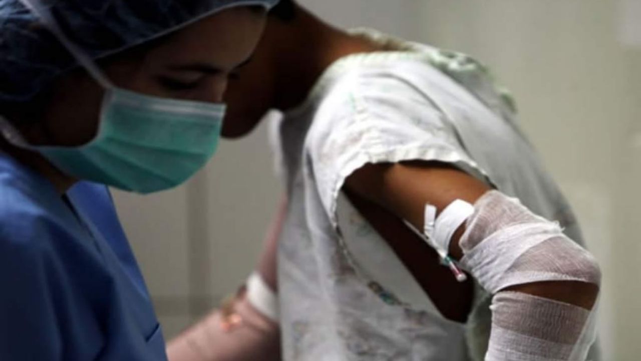 Hondureña le quema las manos a su hijo de 8 años por creer que le había agarrado 500 lempiras