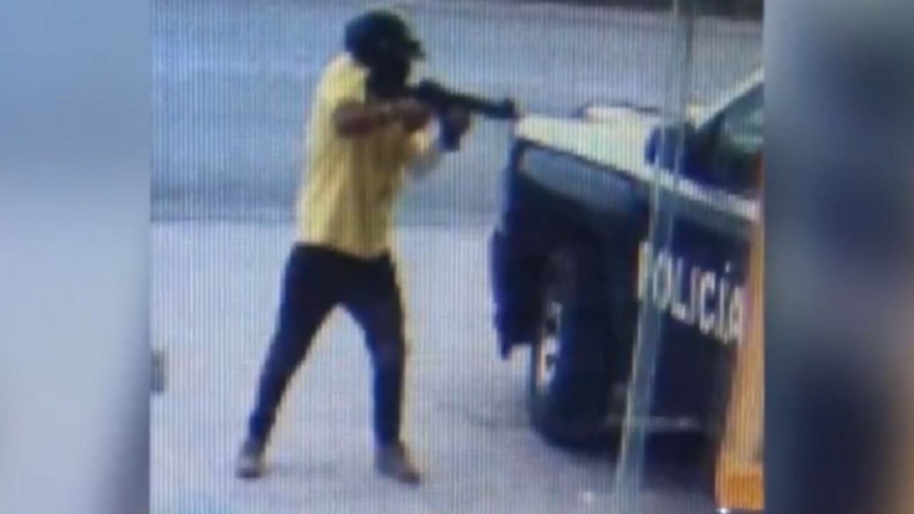 A sangre fría con una metralladora, sicario asesina a policía dentro de patrulla en México y todo queda grabado