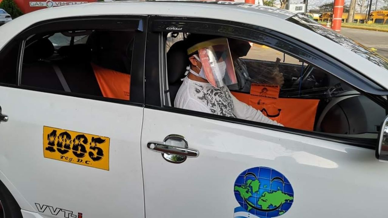 Pasajeros de taxis no deberán conversar entre sí para evitar propagación del covid, sugiere Carlos Madero