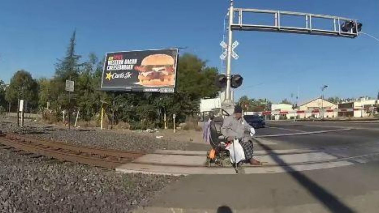 Policía rescata anciano en silla de ruedas, segundos antes que le pasara un tren y el video es impresionante