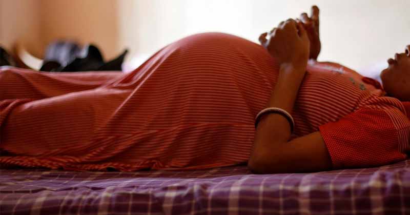 Hombre le abre el vientre a su esposa embarazada con una herramienta agrícola para conocer el sexo del bebé