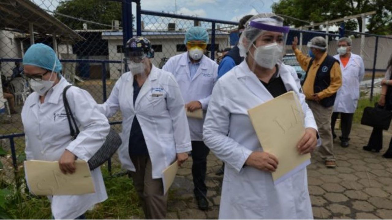 Médicos hondureños despedidos del IHSS claman por ser reintegrados, alegan haber sido contratados bajo engañados