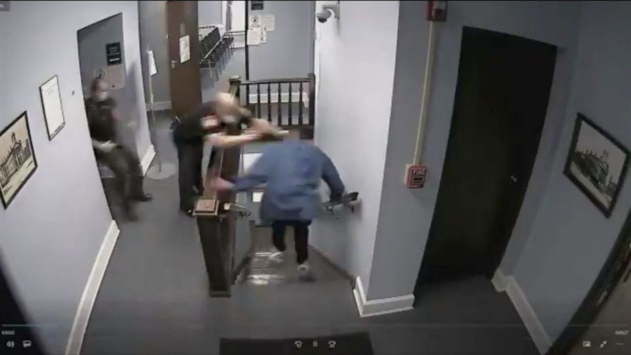 Un preso protagoniza un escape de película justo cuando iba a audiencia, te mostramos el vídeo