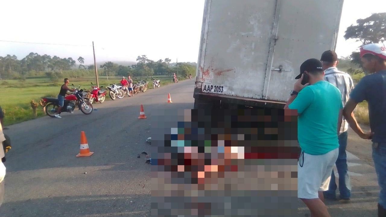 Dos hombres fallecen en brutal accidente vial tras impactar contra camión en Tela