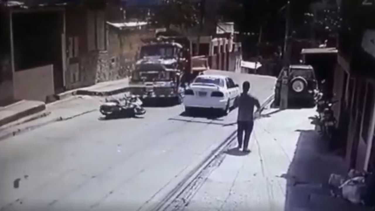 Imagen de Motociclista rebasa volqueta y muere aplastado en la capital hondureña