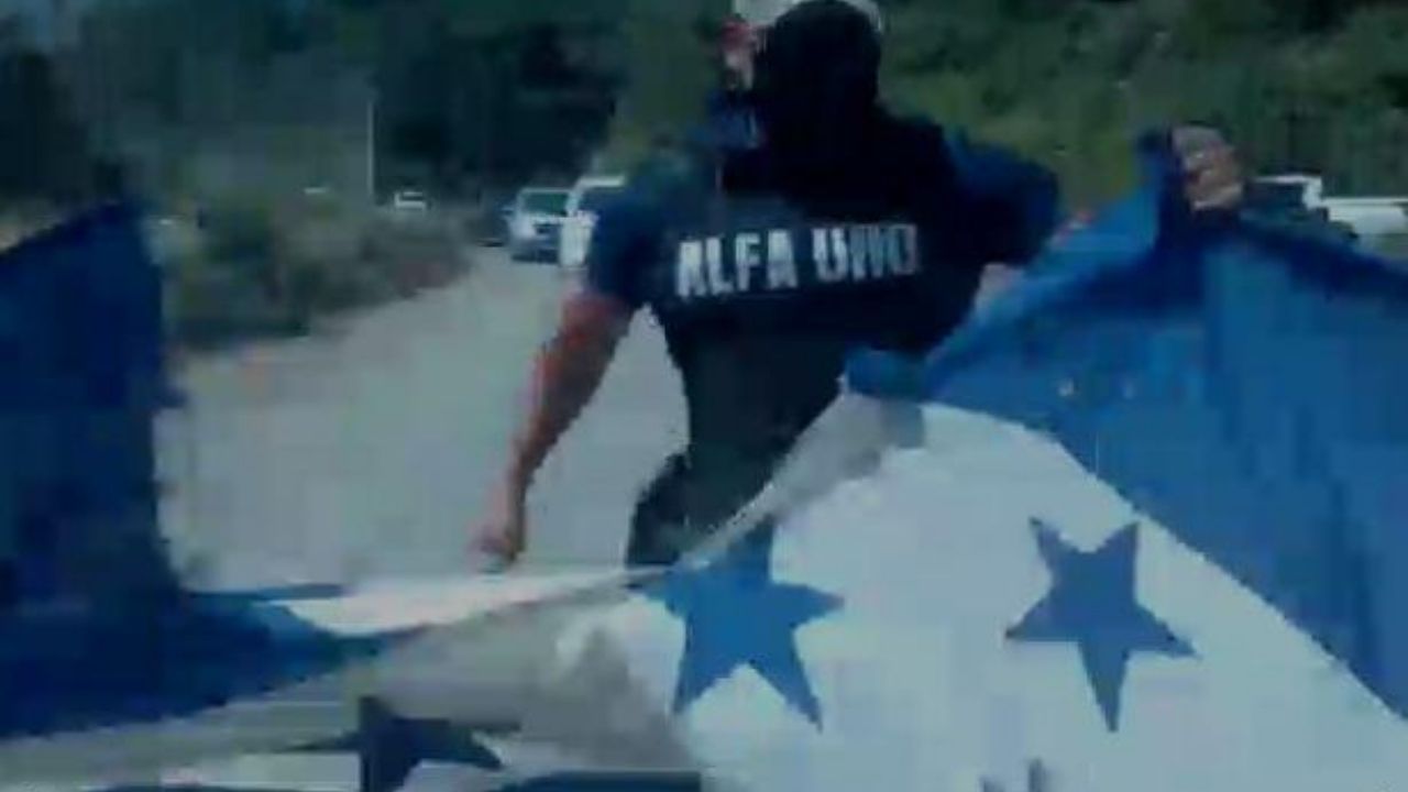 Imagen de Guardia de compañía minera arrebata y rompe Bandera de Honduras, todo quedó registrado en video