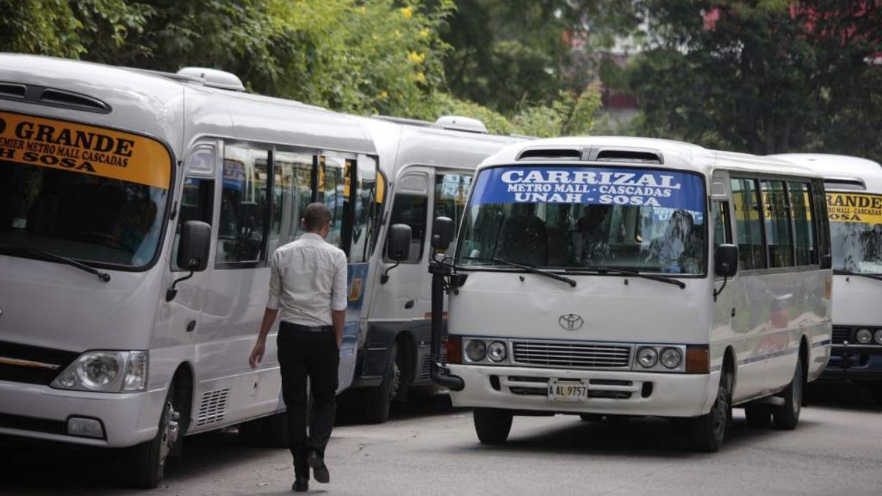 Pasajeros con mascarilla, lentes y sin poder hablar entre ellos; bajo esta modalidad operará el transporte en Honduras a partir del lunes 14