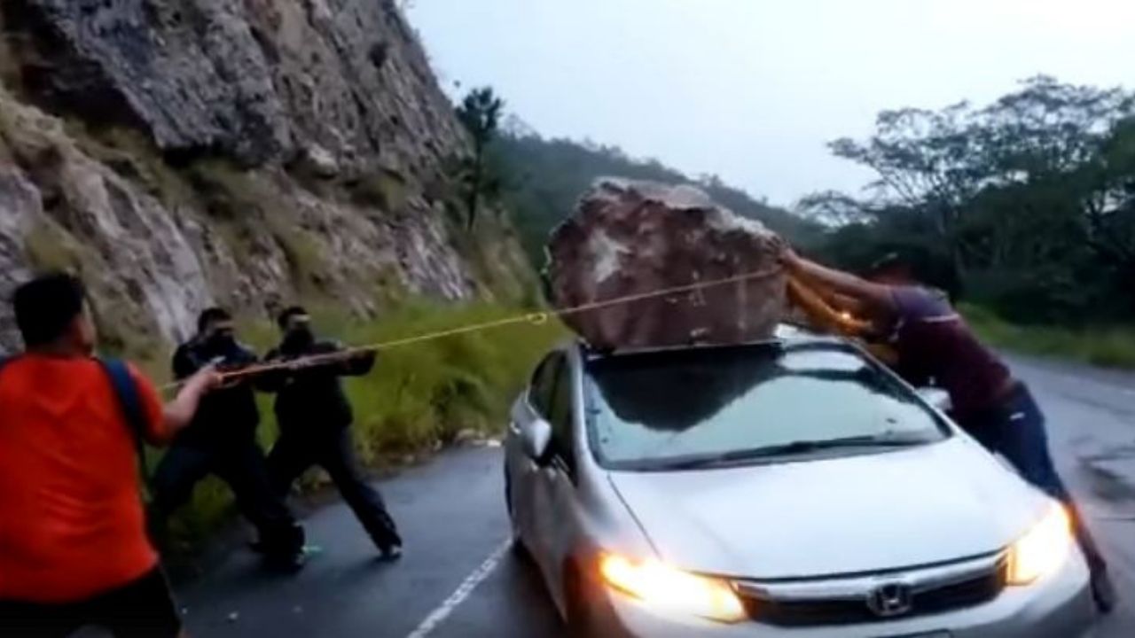 Hondureño se salva de morir aplastado luego que cayera una roca enorme en su carro, aquí el vídeo