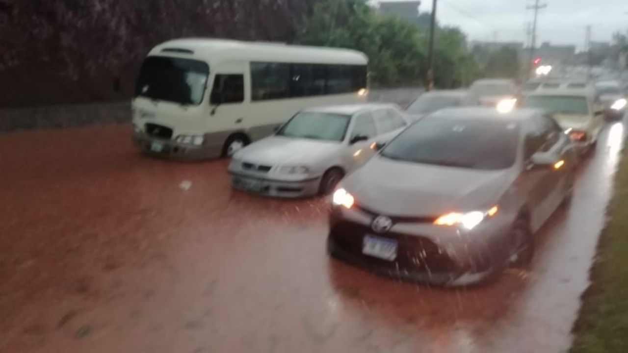 Fuertes lluvias dejan carros atrapados e inundaciones en la capital hondureña