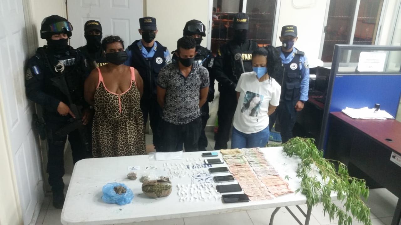 Capturan a alias 'La tía' junto a dos supuestos integrantes de la pandilla 18 en Atlántida