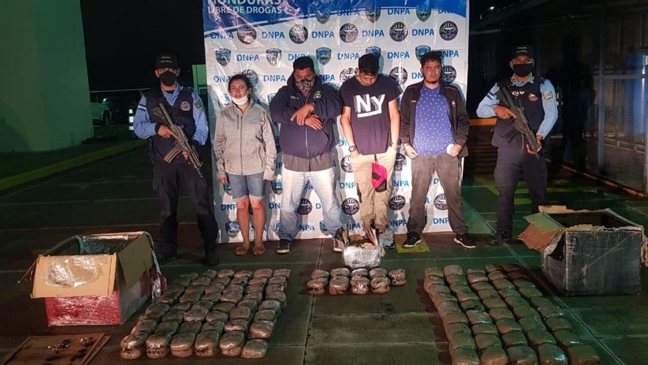 Detienen a cuatro personas que transportaban al menos 200 paquetes de supuesta marihuana en un cabezal a la altura de El Tizatillo