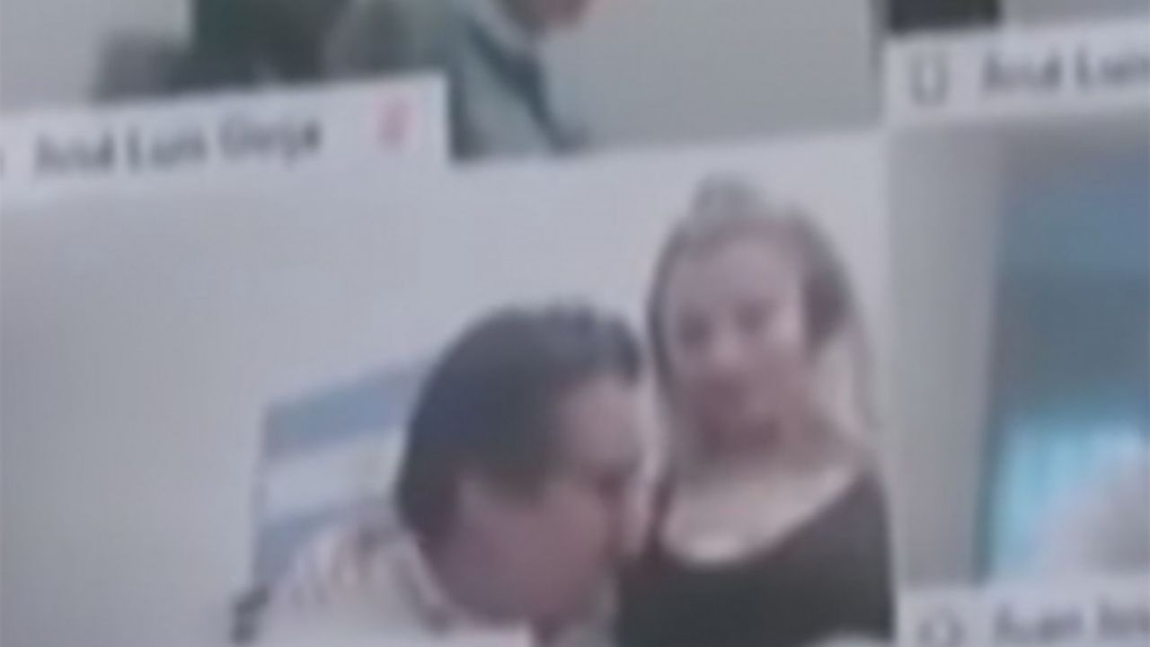 Captan a diputado argentino manoseando a mujer en plena sesión virtual, tenemos el vídeo