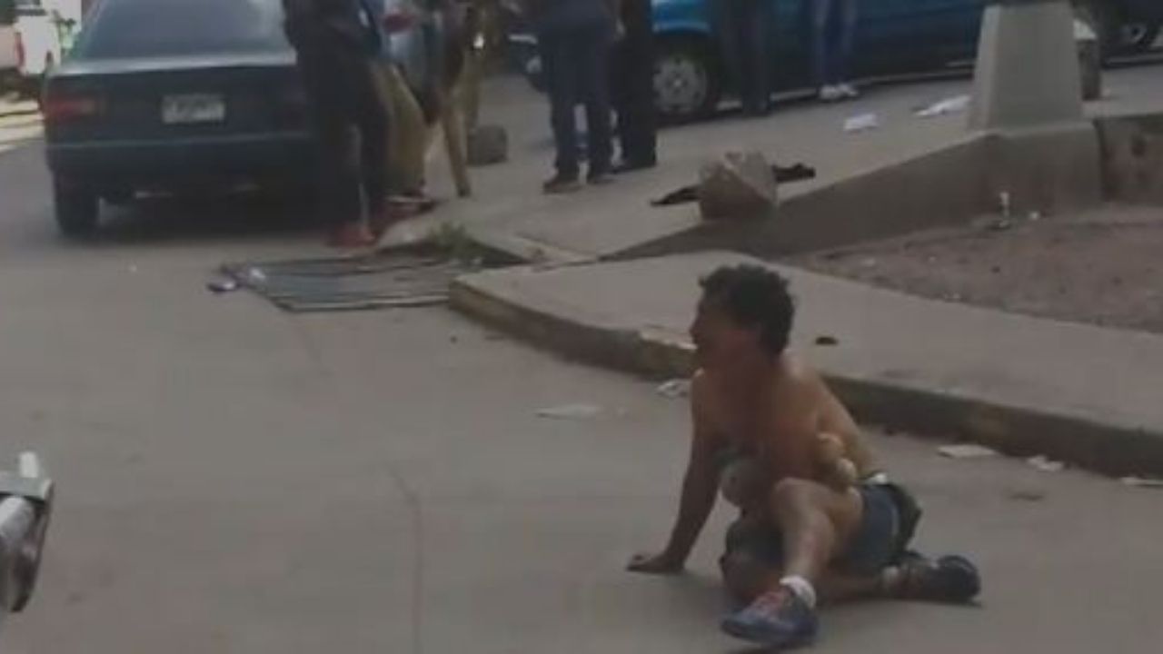 Desgarrador vídeo, hondureño con peluche en mano reclama a sujeto por violación de su hija