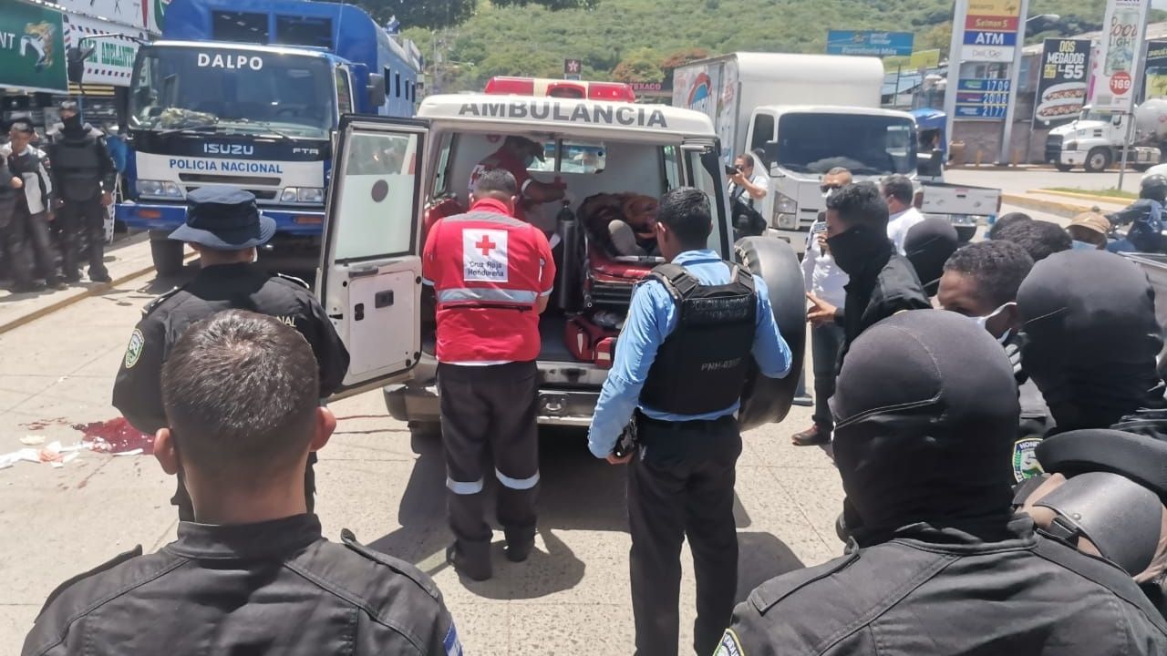 Hombre resulta herido de bala frente a posta policial en la capital; investigan si hubo intento de suicidio