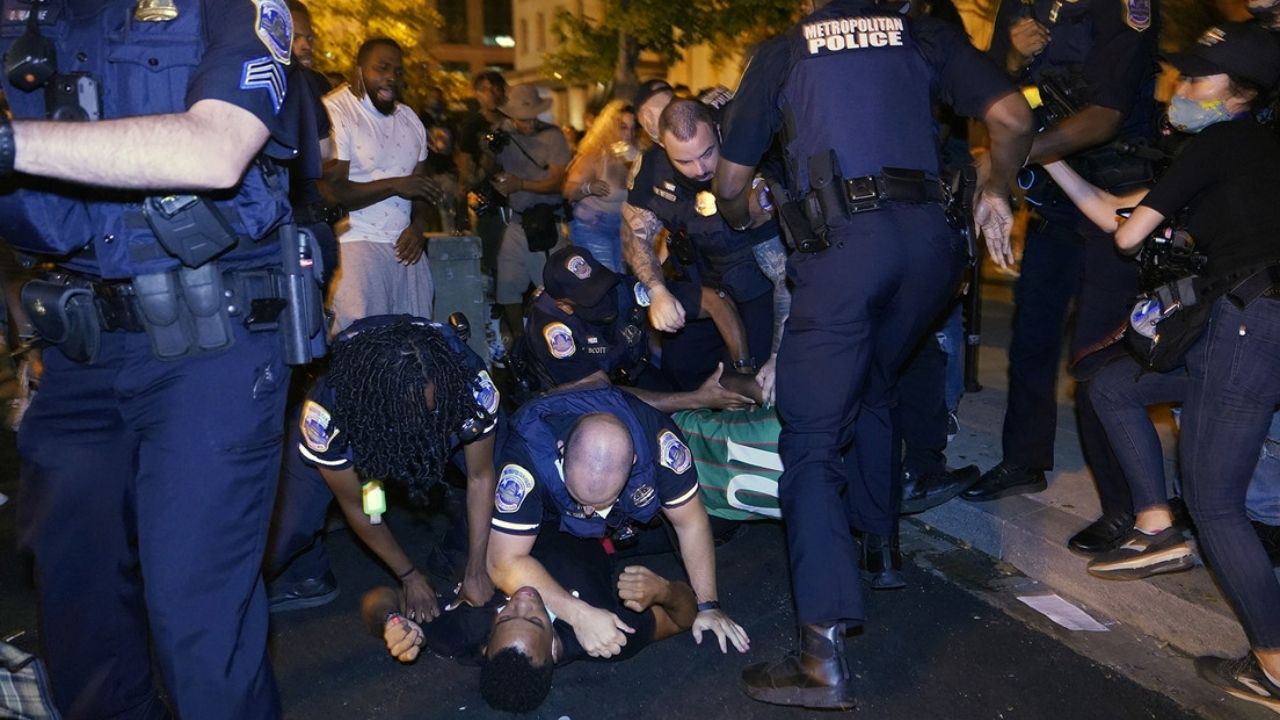 Policía mata de un balazo en el pecho a un afroamericano en Estados Unidos