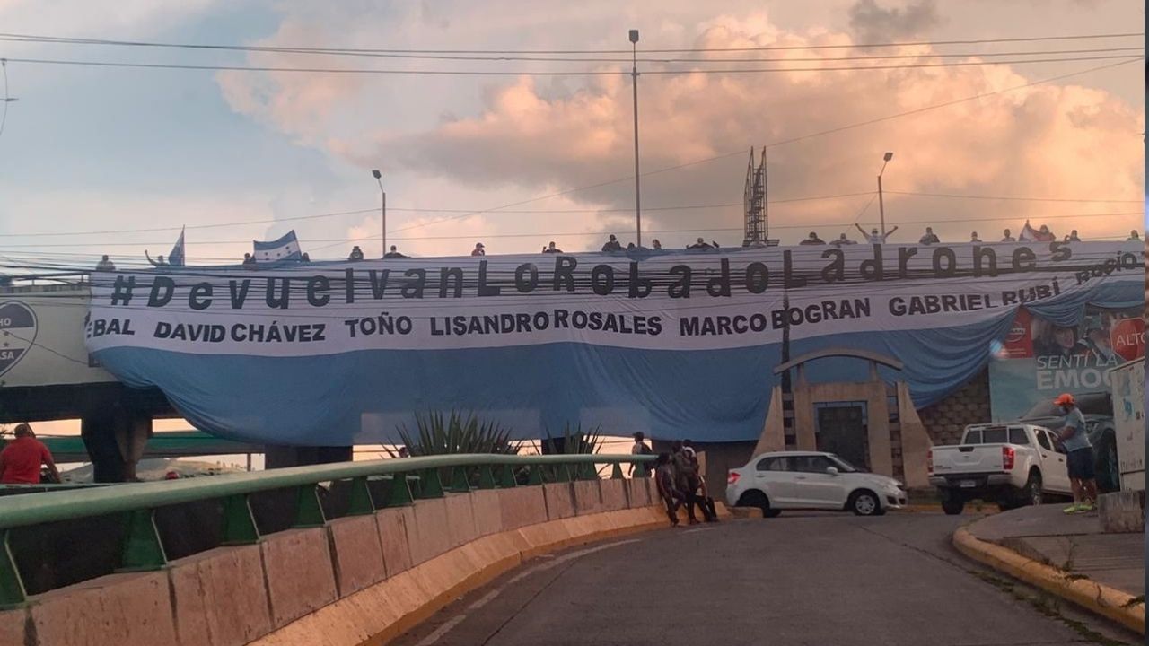 Cuelgan en puente capitalino nueva frase y ya no es ¿Dónde está el dinero?