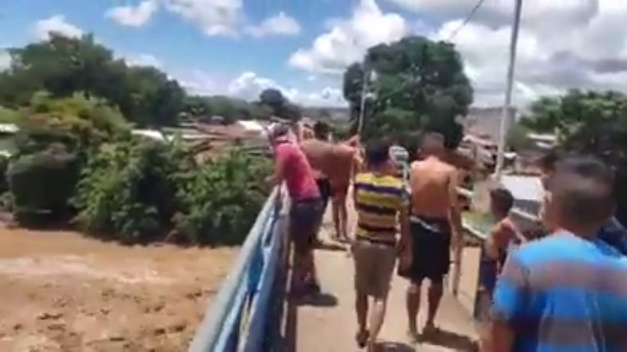 Jóvenes ponen en peligro sus vidas al lanzarse a un caudaloso río en Juticalpa, Olancho