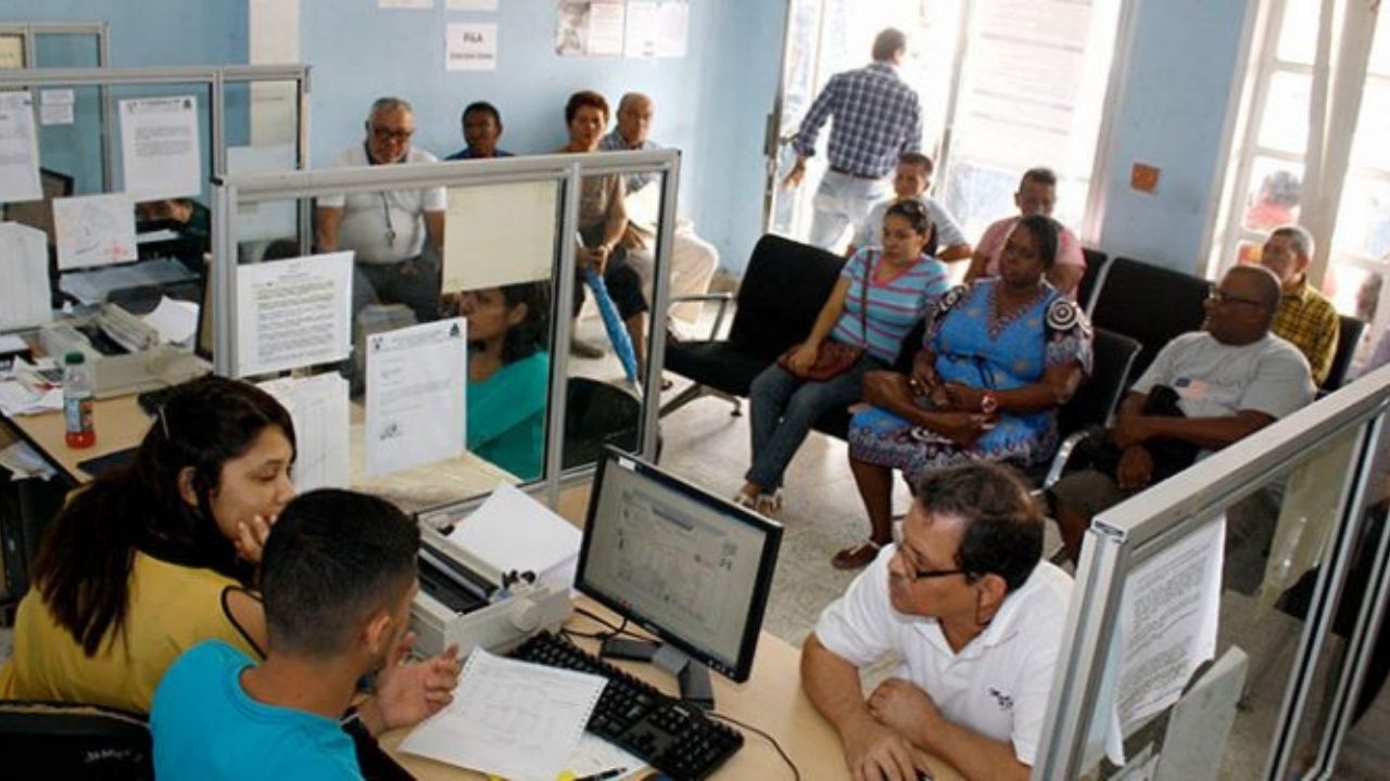 Editorial HRN: Burocracia, injusticia salarial y finanzas en bancarrota en Honduras