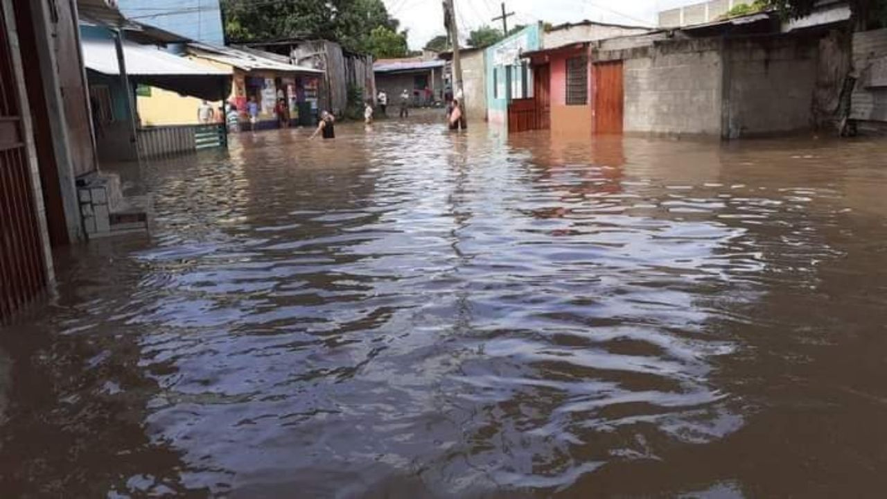 Casas y calles inundadas dejan fuertes lluvias en Juticalpa, mira las imágenes