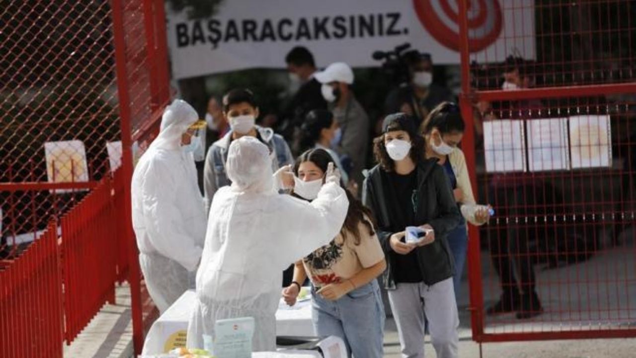 Leer 10 libros y tres días de cuarentena, la sanción a quienes no usen la mascarilla en Turquía