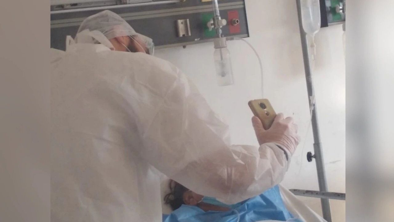 Conmovedor gesto de un médico para que cinco hijos despidieran a su mamá con covid-19 a pocas horas que falleciera